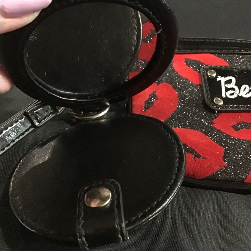 BETSEY JOHNSON BETSEYVILLE RED LIPS CASE W MIRROR POUCH EUC MAKE UP ETC
